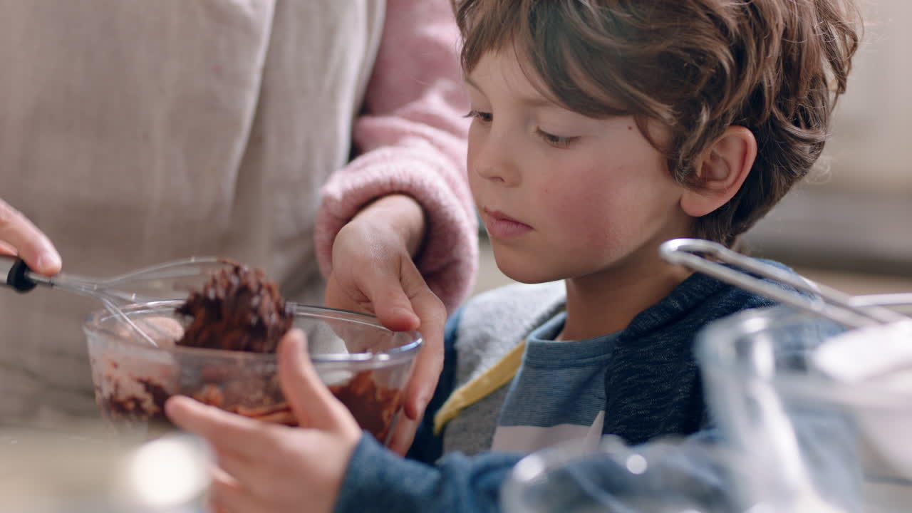 niño feliz ayudando a su madre a hornear en la cocina mezclando ingredientes horneando cupcakes de chocolate preparando receta en casa