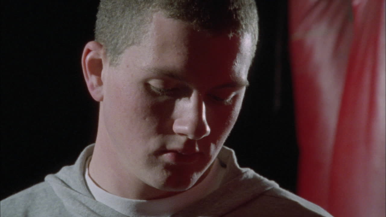 un boxeador envuelve cinta alrededor de sus manos