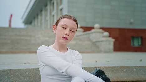 ein teenager-mädchen sitzt auf der treppe