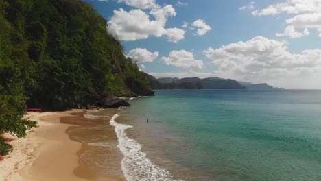 Antenne-Eines-Strandes-An-Der-Nordküste,-Einhundert-Schritte-Auf-Der-Insel-Trinidad-Und-Tobago