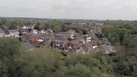 Casas-Y-Jardines-Británicos-Tranquilos-Propiedad-Suburbana-Residencial-Vista-Aérea-Inclinación-Descendente-Sobre-Los-árboles