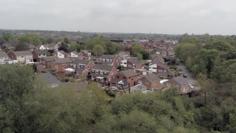 casas y jardines británicos tranquilos propiedad suburbana residencial vista aérea inclinación descendente sobre los árboles