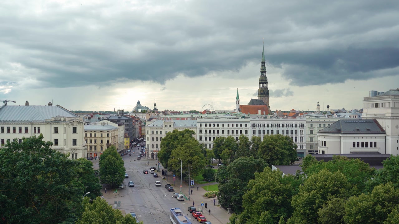 Vista dall'alto del traffico stradale della città di Riga con architettura classica, alberi verdi e un cielo tempestoso drammatico. Splendido panorama urbano.