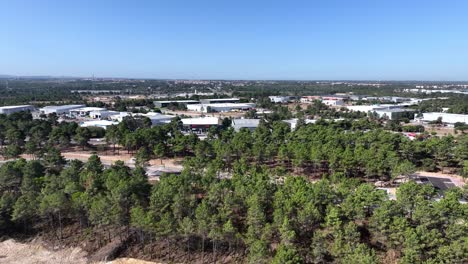 drone filmado volando sobre el bosque y la zona industrial en seixal, al sur de lisboa