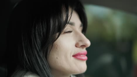 고급스러운 비즈니스 의상을 입고 현대적인 차량 인테리어에서 독립성과 전문성을 보여주는 자신감 넘치는 사업가 여성이 차를 운전하고 있습니다.