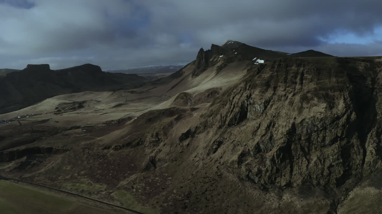 vista panorámica del paisaje costero rocoso y la playa nublada en vik, sur de islandia