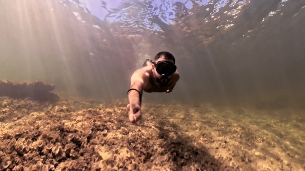 hombre buceando en el mediterráneo