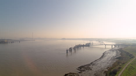 Amplia-Vista-Aérea-De-Un-Embarcadero-De-Barcos-En-El-Río-Támesis,-Kent---Essex,-Inglaterra