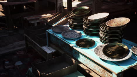 exhibición de platos vintage en un mercado al aire libre