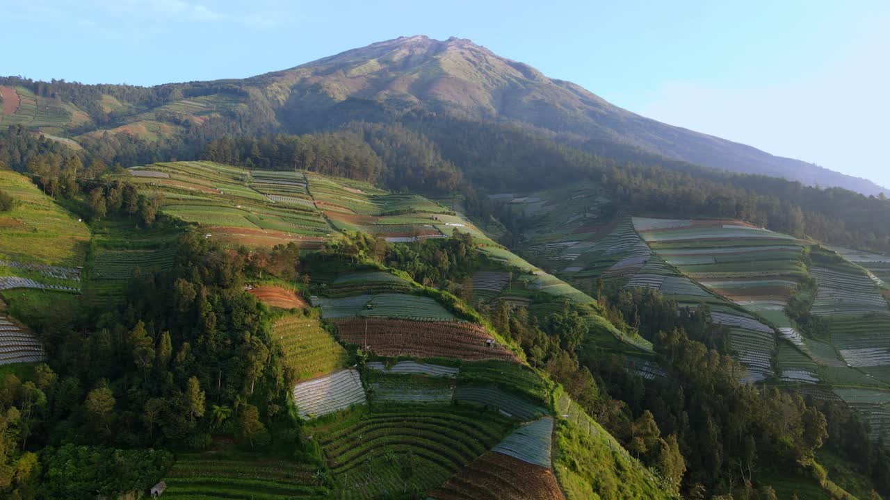 un avión no tripulado vuela sobre la ladera del monte sumbing, indonesia