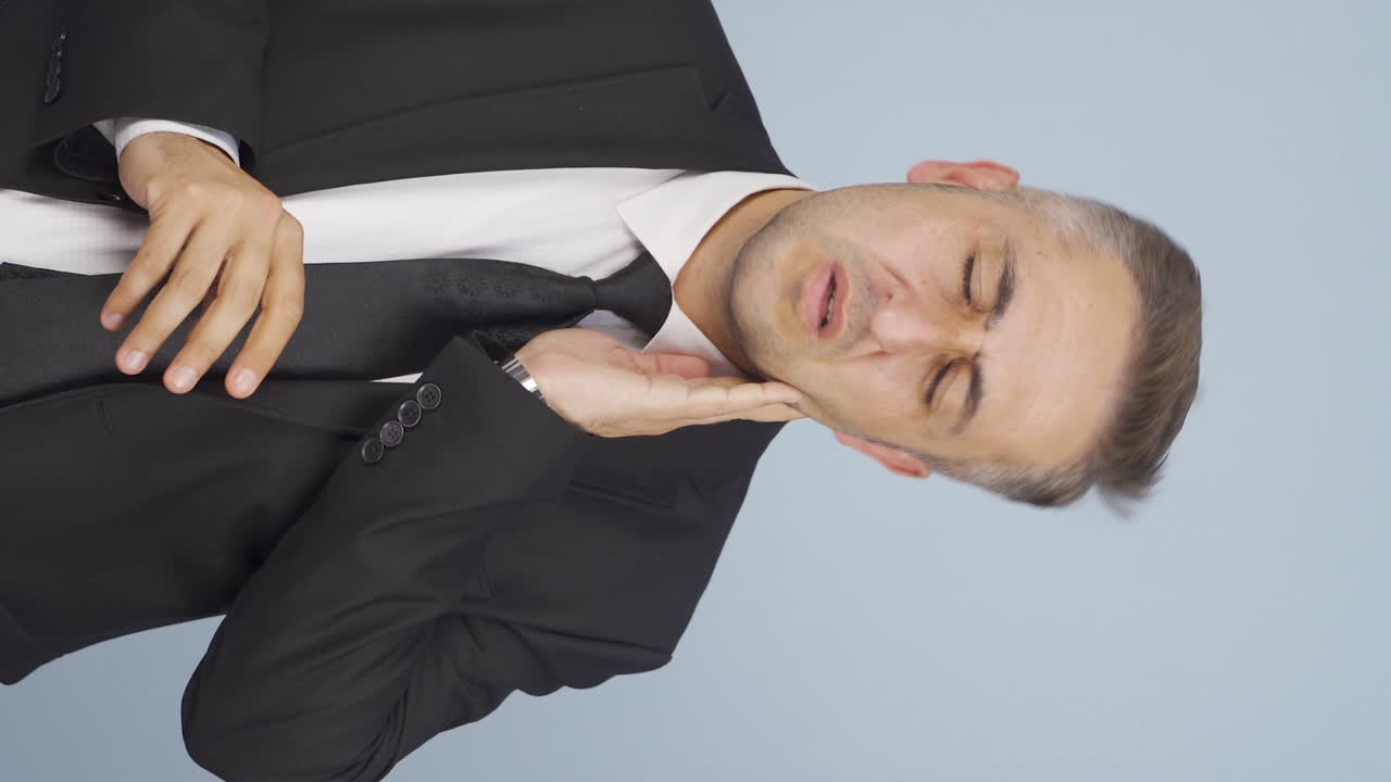 목에 통증이 있는 사업가의 수직 비디오.