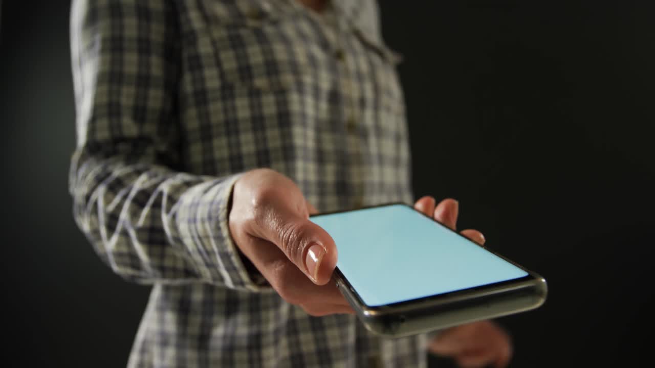 스마트 폰을 사용하는 여성