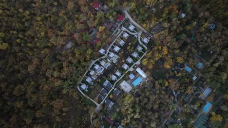 Nähert-Sich-In-Einer-Abwärtsspirale-Einem-Dorf-Aus-Wolken,-Das-Im-Wald-Versteckt-Ist