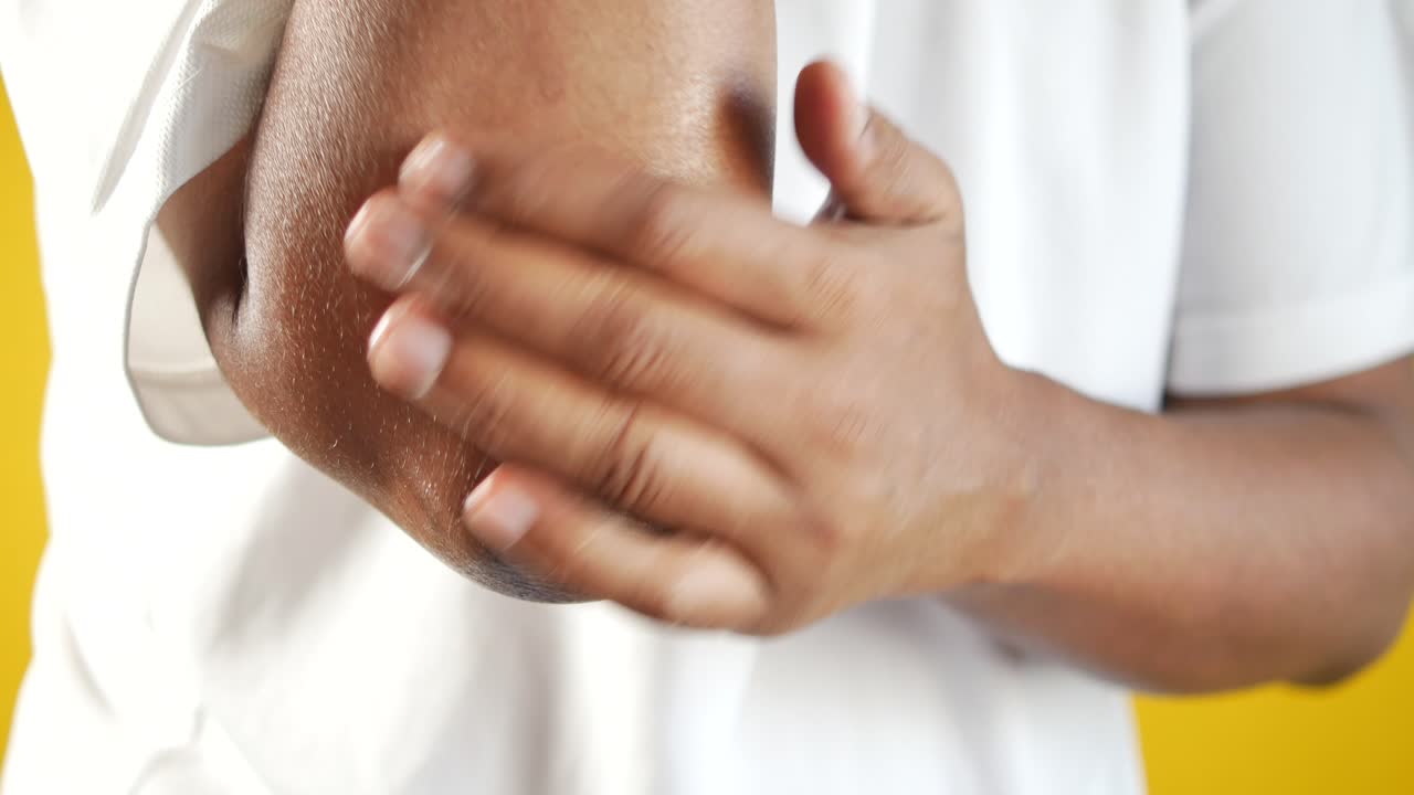 primer plano del codo de una persona, examinando el estado de la piel