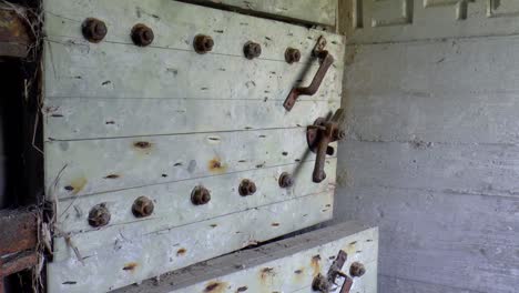 puerta de madera de un búnker de 1940