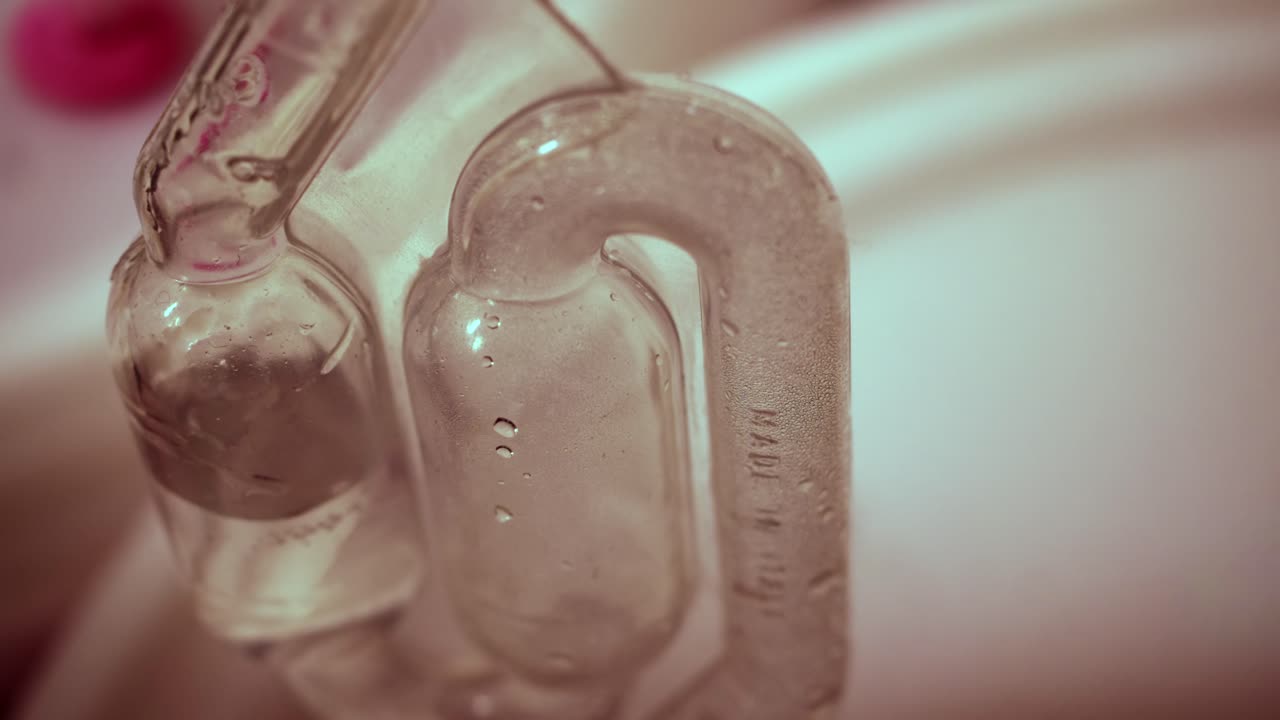 맥주 양조 과정에서 에어클로스 s 타입 버블러를 통해 가스가 거품을  ⁇ 니다.