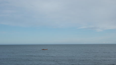 Velero-A-Distancia-En-El-Sereno-Océano-Cerca-De-La-Costa-De-Noruega