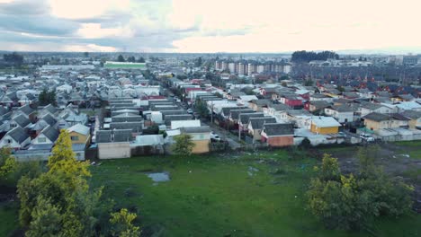 Vuelo-Que-Comienza-En-Un-Campo-Y-Termina-En-Un-Barrio-De-Casas-Y-Edificios