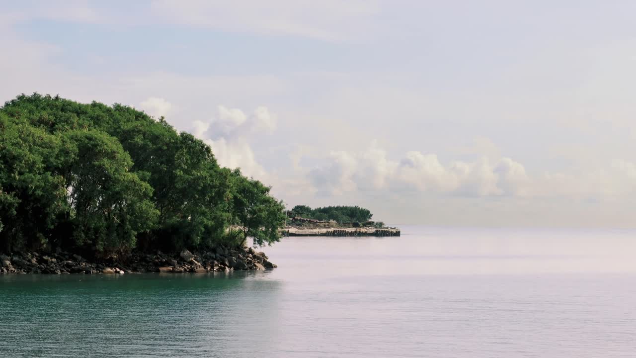 파나마 운하를 따라 있는 아름다운 해안 섬의 한 장면, 잔잔한 바닷물 표면에 잔물결을 일으키는 산들바람, 파나마 시티