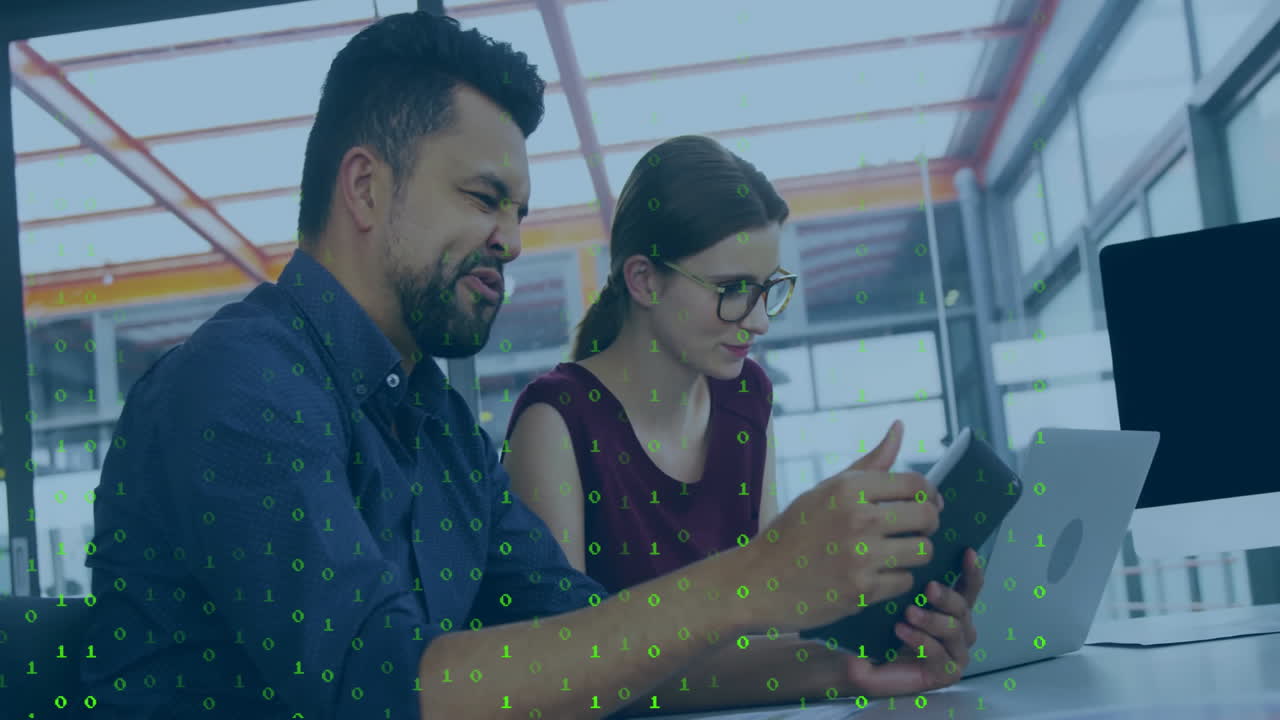 animación de codificación binaria sobre diversas personas de negocios hablando en la oficina