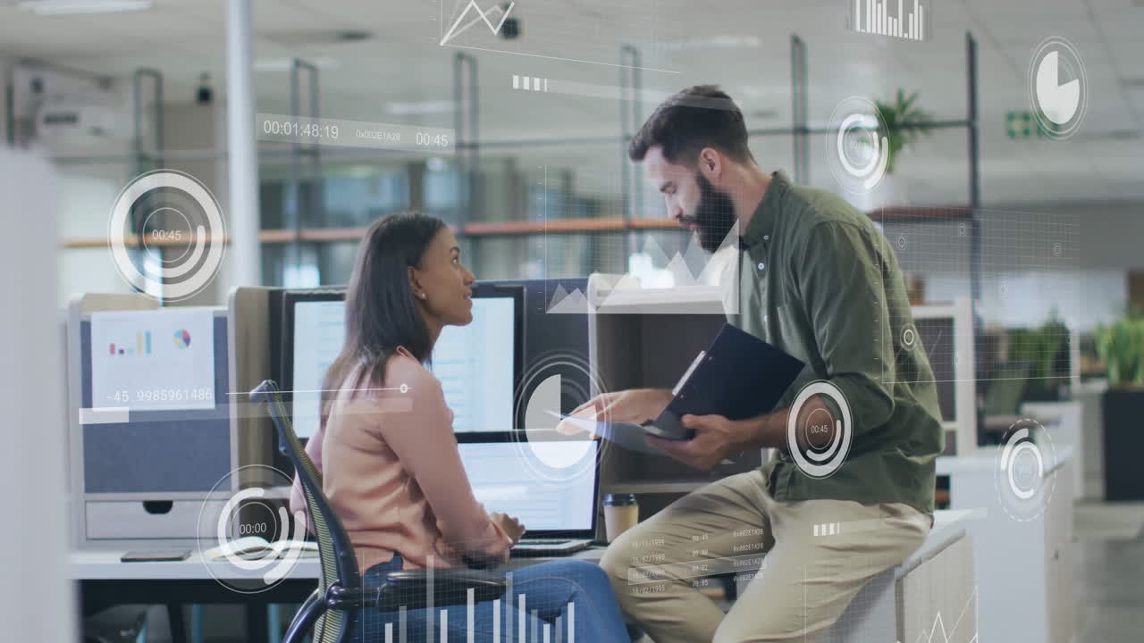 animación del procesamiento de datos sobre diversos colegas masculinos y femeninos discutiendo en una oficina casual