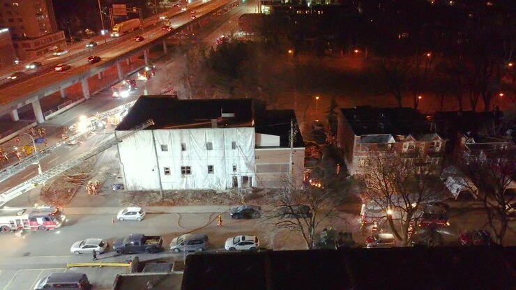Gran incendio en un edificio abandonado en Montreal, Quebec, Canadá