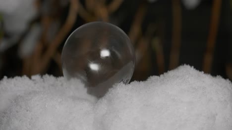 Motion-controlled-time-lapse-sequence-of-freezing-bubbles