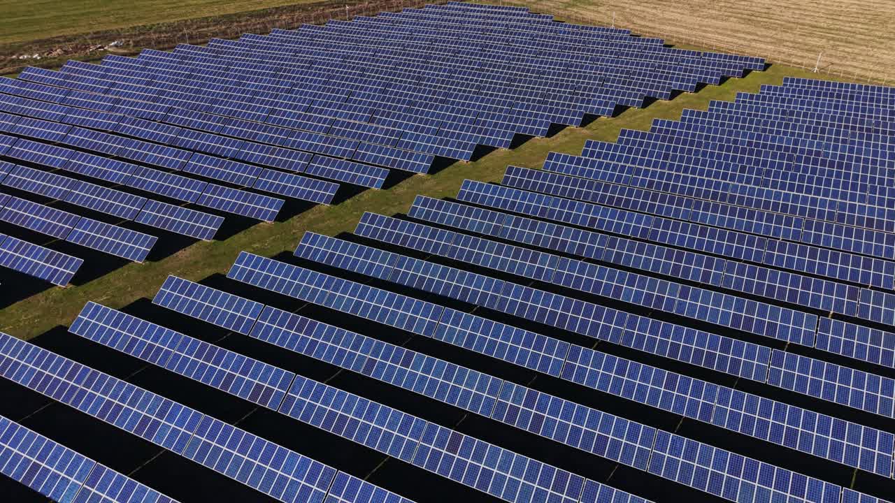 Solpaneler dækker et stort område på landet under en klar himmel