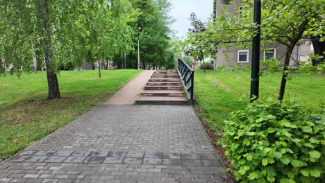 Spaziergang-Im-öffentlichen-Park-Frühling