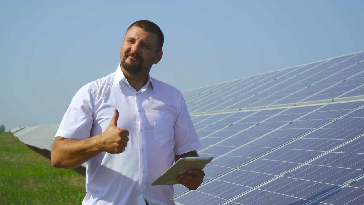 hombre con registros de paneles solares