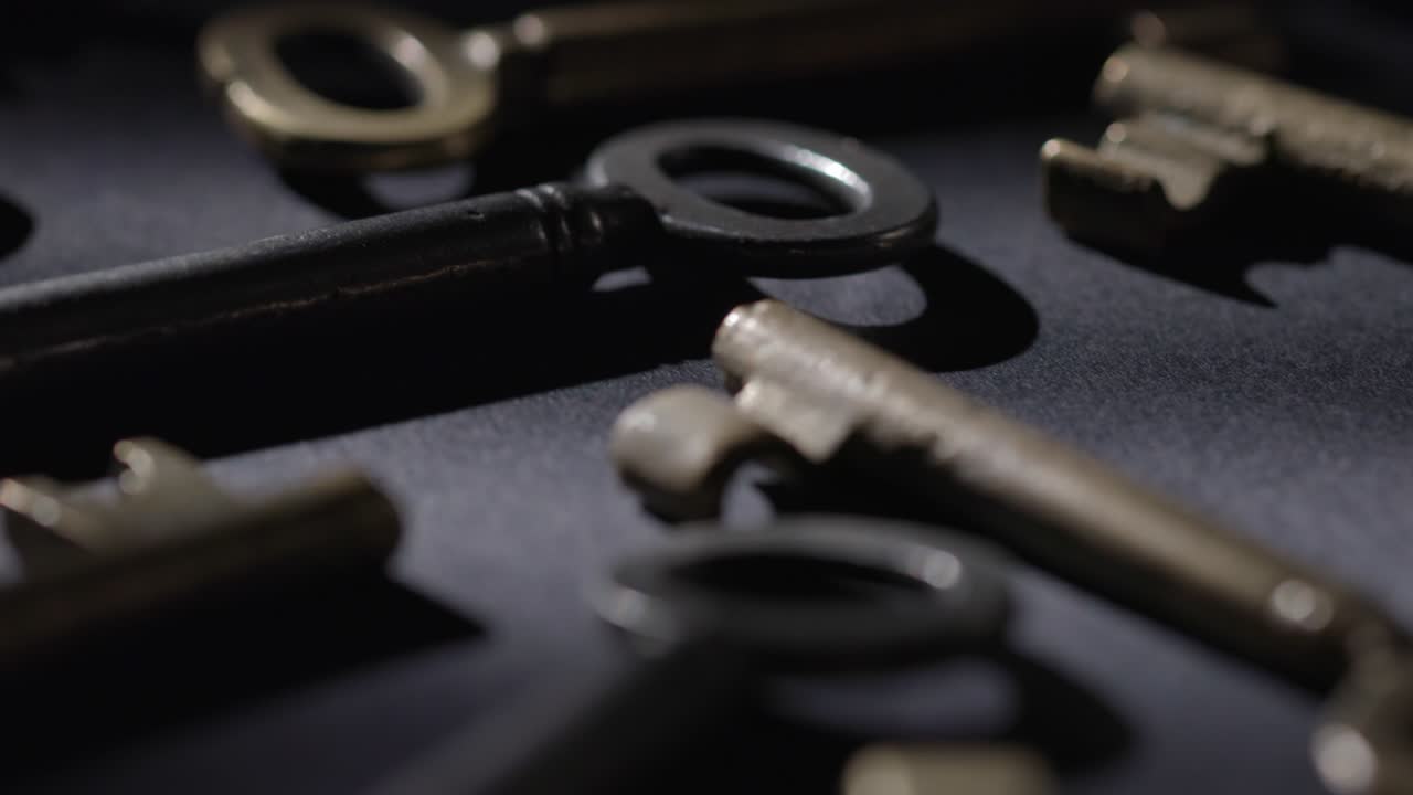 검은색 배경 위에 회전하는 오래된 키