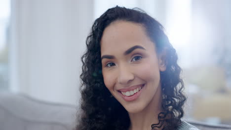 feliz, sonrisa y rostro de una mujer en la vida