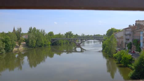 Fluss,-Brücke-Und-Wohngebäude-In-Montauban-Von-Einer-Anderen-Brücke-Aus-Gesehen