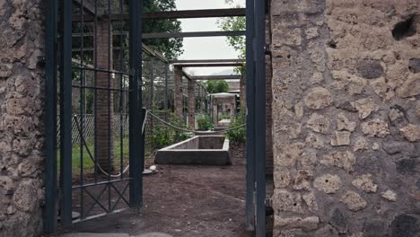 Antigua-Puerta-A-La-Morada-De-Quartione,-Pompeya,-Nápoles,-Italia