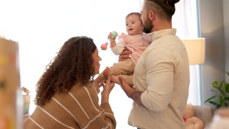 mamá, papá y bebé jugando en su casa
