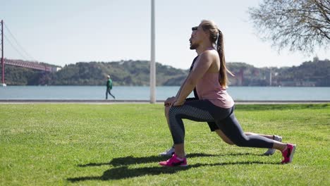 Jóvenes-Sonrientes-Calentando-Antes-Del-Entrenamiento.