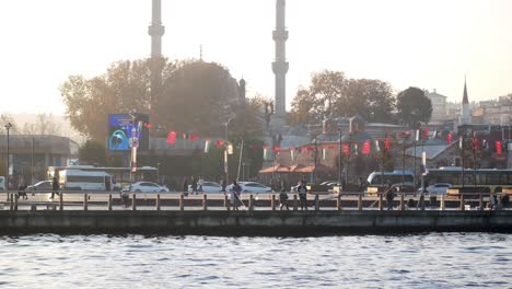el paisaje urbano de estambul desde un muelle
