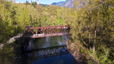 Hermosa-Vista-Aérea-Panorámica-Del-Puente-Que-Cruza-El-Río-Snoqualmie-Middle-Fork-En-North-Bend,-Estado-De-Washington