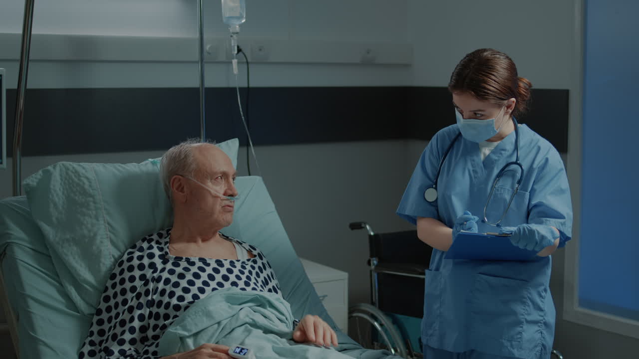 Krankenschwester, die Akte des kranken Patienten überprüft, der in der Krankenstation liegt