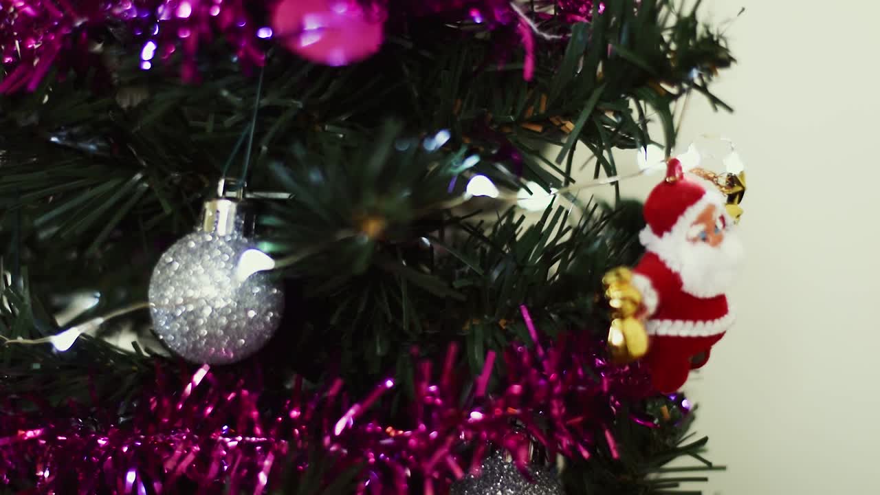 primer plano de la toma de video de las decoraciones del árbol de navidad y santa claus en miniatura