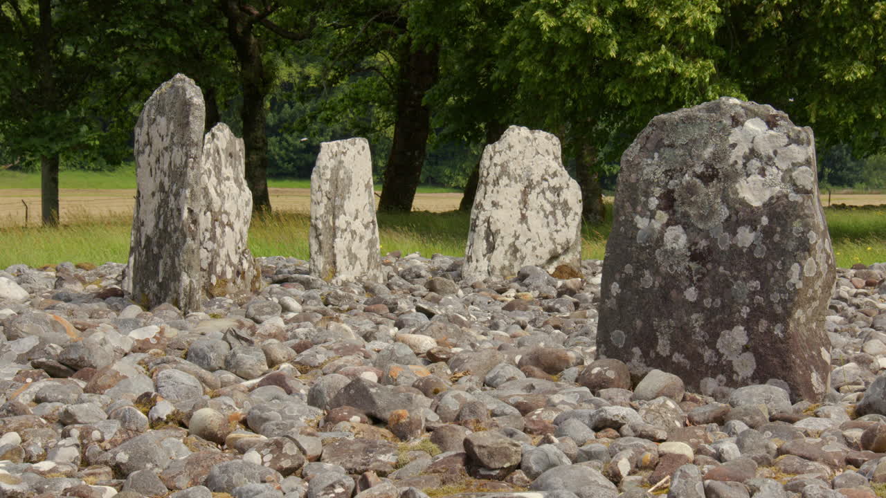 scatto del cerchio di pietre Southern Temple Wood e delle pietre erette accanto alle pietre erette di Nether Largie a Kilmartin