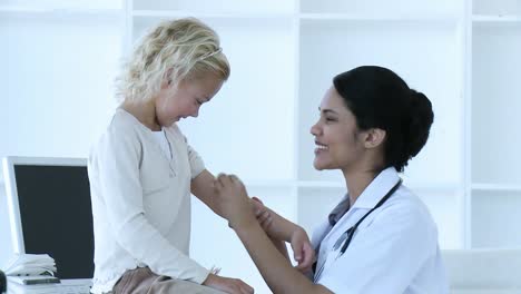 médico dando una inyección a una niña