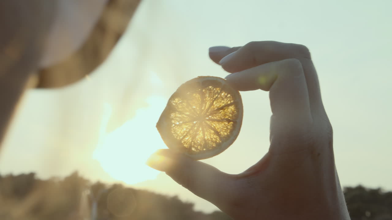 оранжевый кусочек в свете золотого заката