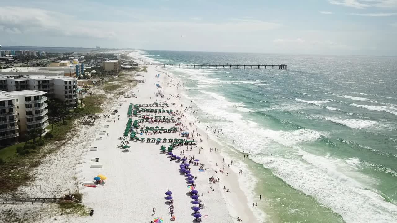 Toàn cảnh bãi biển du lịch Orange Beach, Alabama trong kỳ nghỉ - quay bằng drone