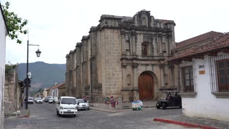 una hermosa e icónica ciudad de antigua en guatemala