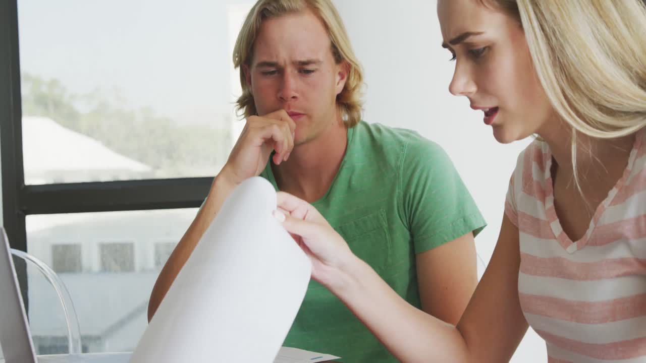 кавказская пара самоизоляция дома во время пандемии коронавируса covid19