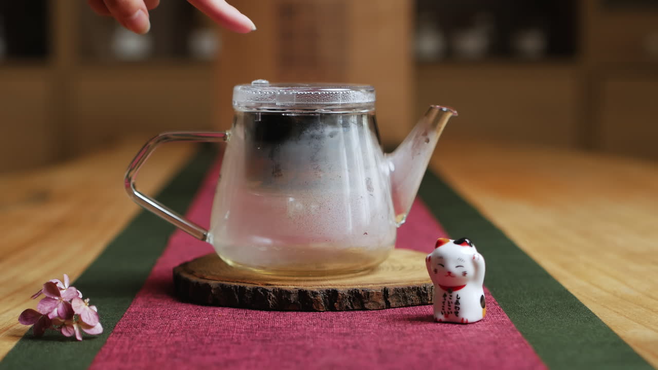 유리 차병 으로 차 를 준비 하는 것