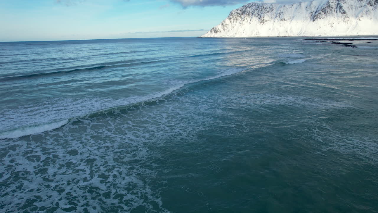 노르웨이 북부 플락스타드 해변 해안에 밀려오는 파도, 로포텐 섬, 4k, 공중 촬영