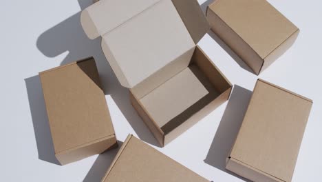 vídeo de cajas de cartón con espacio para copiar sobre fondo blanco