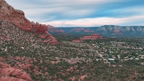 Amplio-Paisaje-Aéreo-Sobre-La-Ciudad-Del-Desierto-De-Sedona-En-El-Centro-De-Arizona